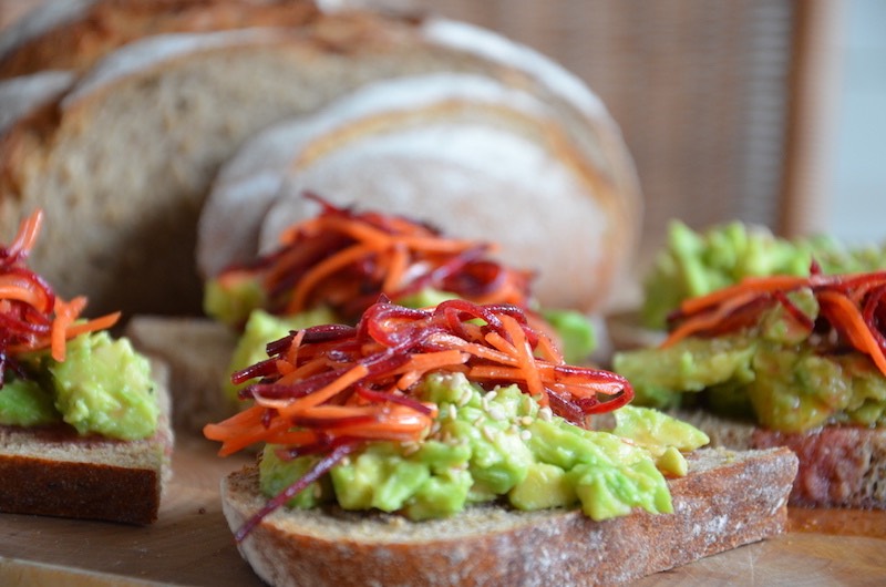 Avocado toast met gomasio en bietensalade