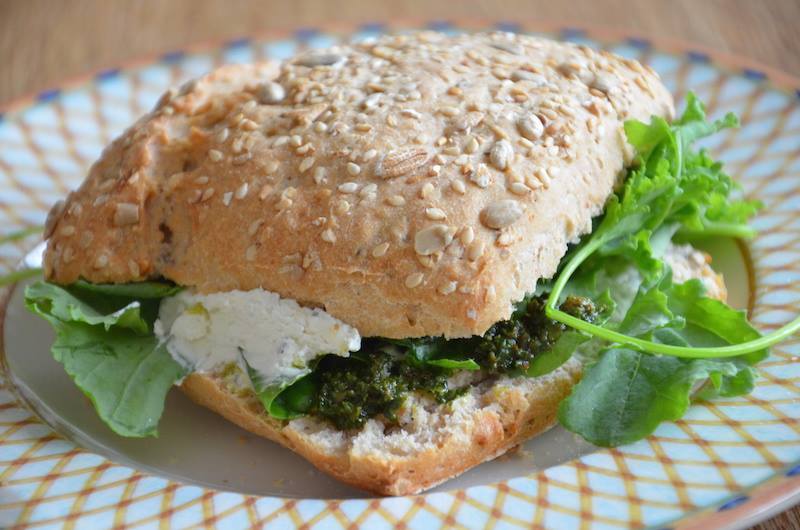 speltbroodje met roomkaas, pesto en babyboerenkool