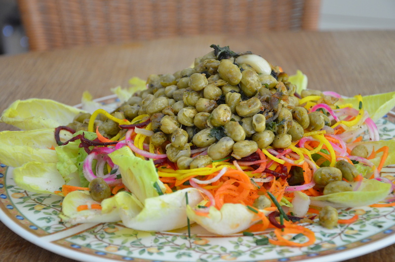 Kleurrijke zomerse salade met tuinbonen